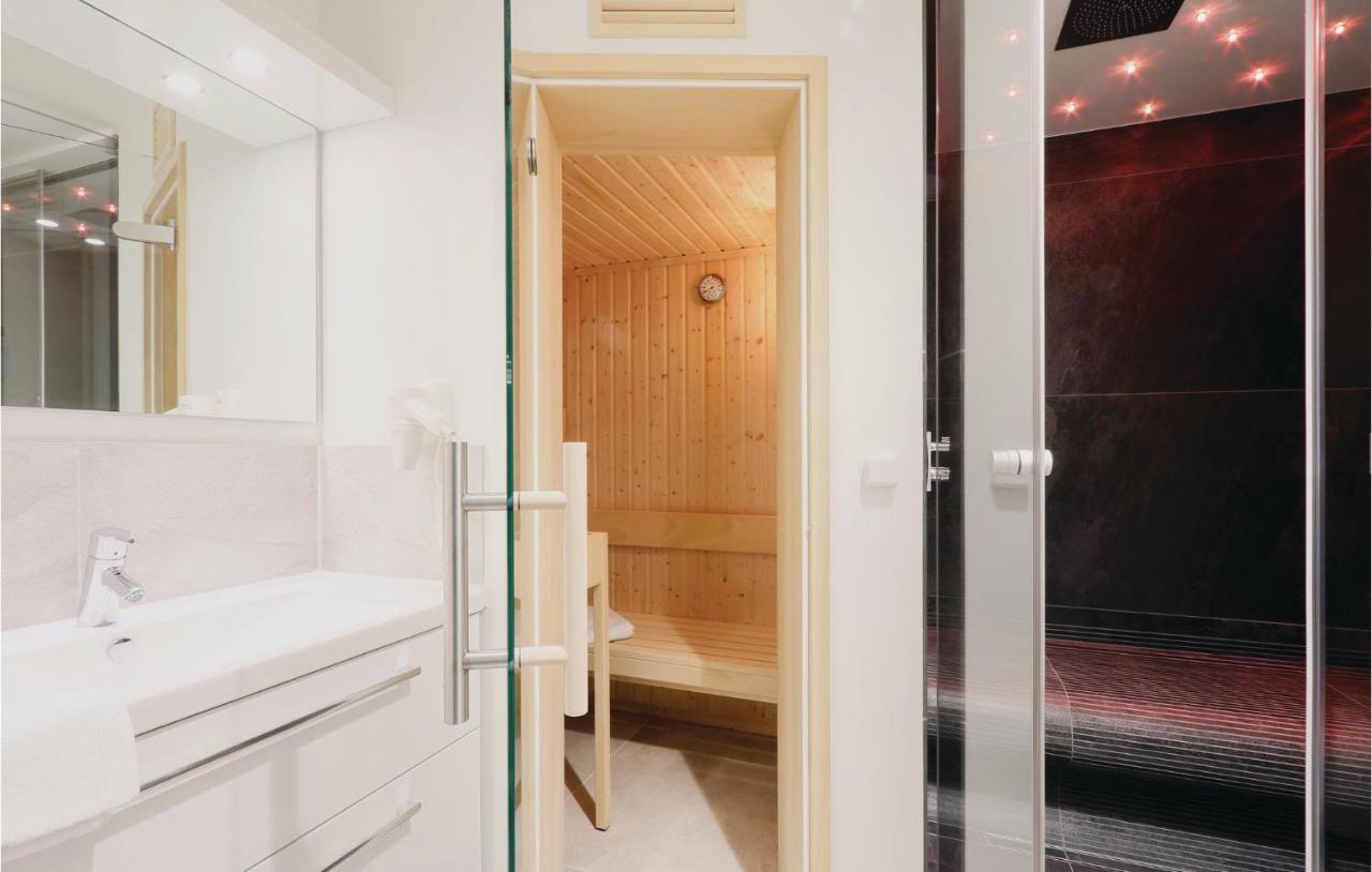 2 Bedroom Cozy Apartment In Luebeck Travemuende ภายนอก รูปภาพ